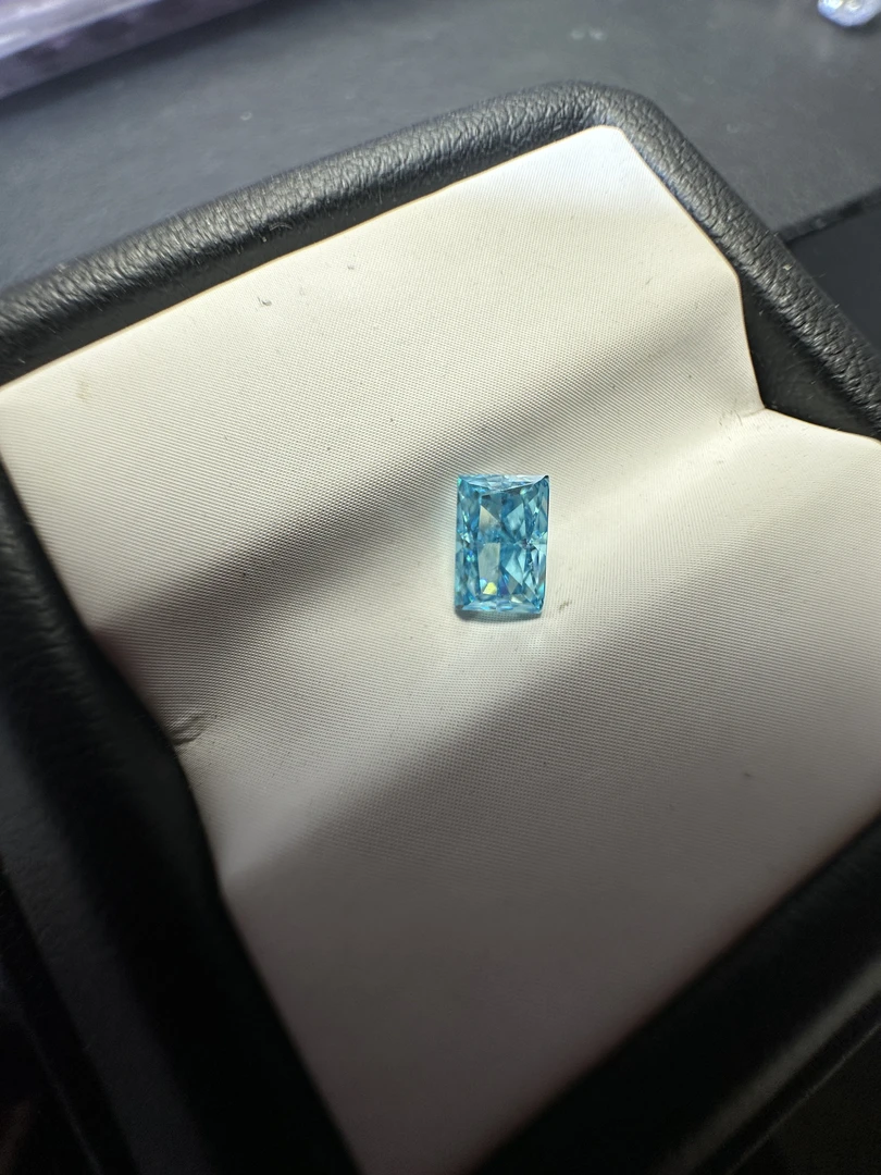 锆石福袋一颗，随机颜色