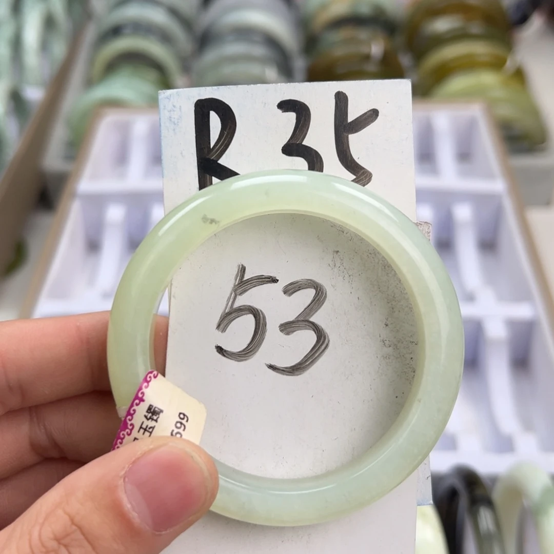岫玉手镯未镶嵌天然岫玉微瑕，可以正常佩戴