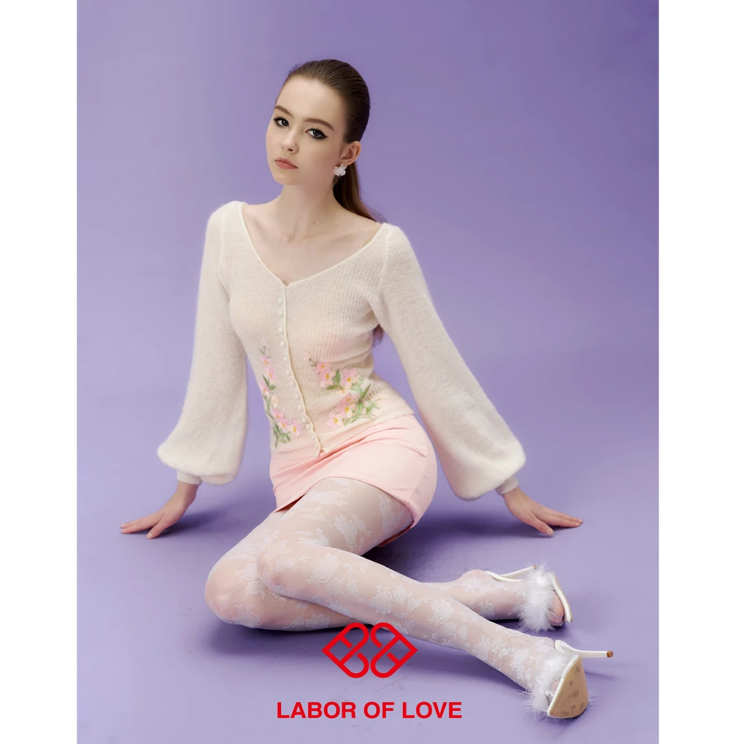Labor of Love 迎春信 原创设计刺绣花朵白色喇叭袖马海毛衣开衫