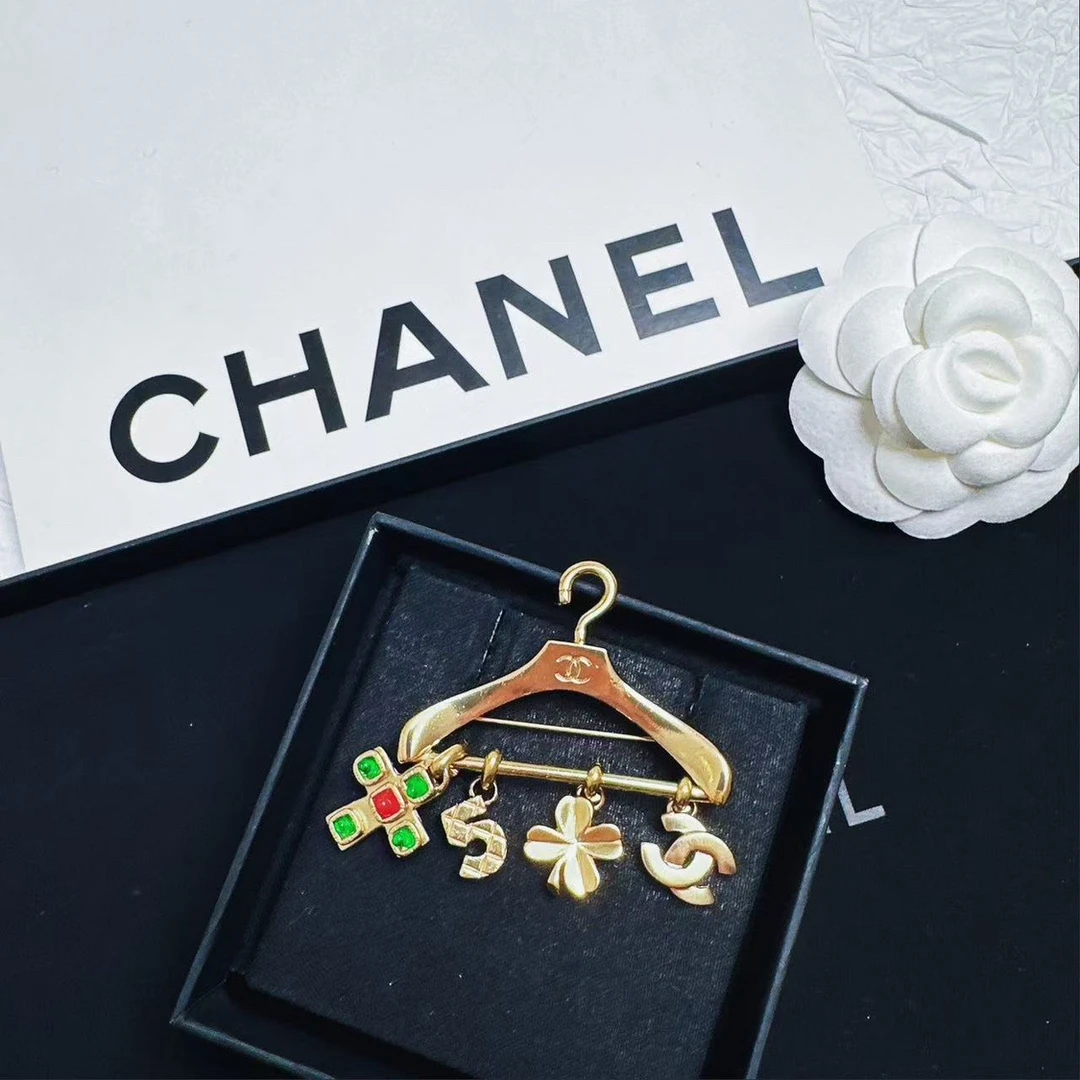 95新 Chanel/香奈儿 柚礼中古/香奈儿衣架多元素胸针LZ502348