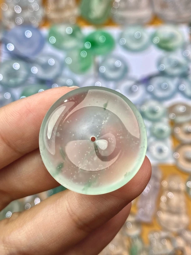 天然缅甸a货翡翠平安扣玻璃种飘绿花起强钢光扣子 尺寸：28.2-5.8