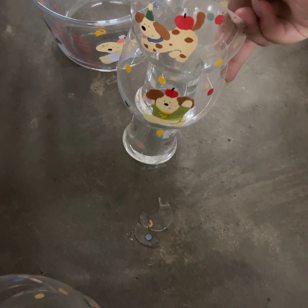 搪瓷微瑕啤酒杯举苹果加翘