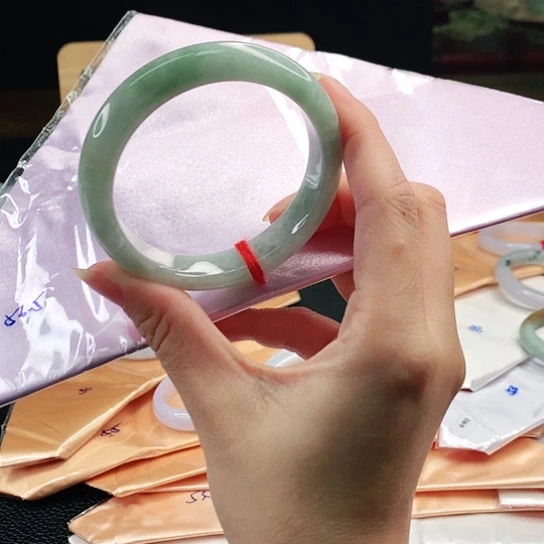 翡翠手镯未镶嵌56圈