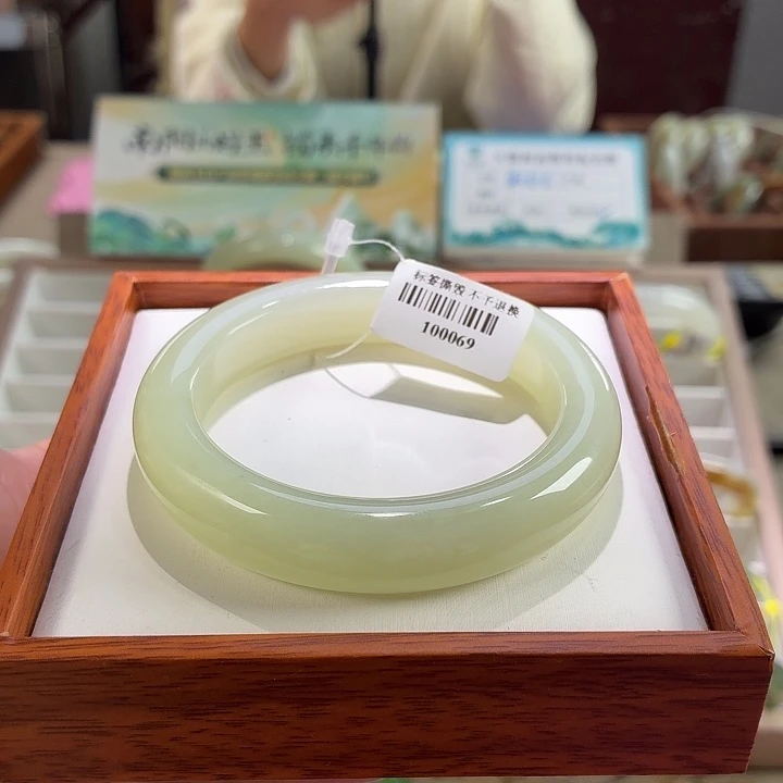 和田玉未镶嵌手镯70。 56