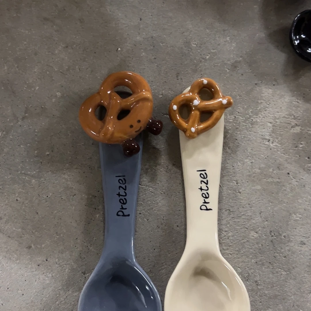 瓷微瑕灰色勺子加奶白色勺子