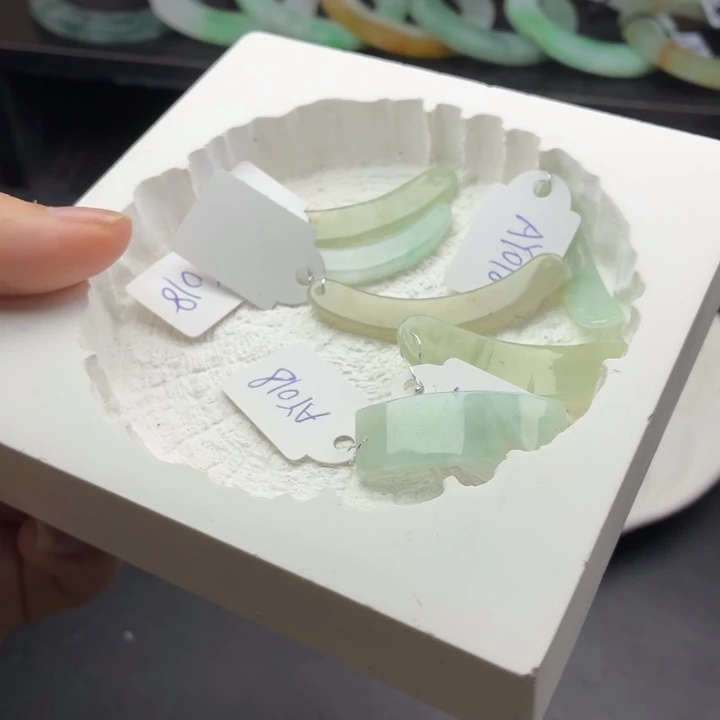 翡翠未镶嵌颈饰玉衡