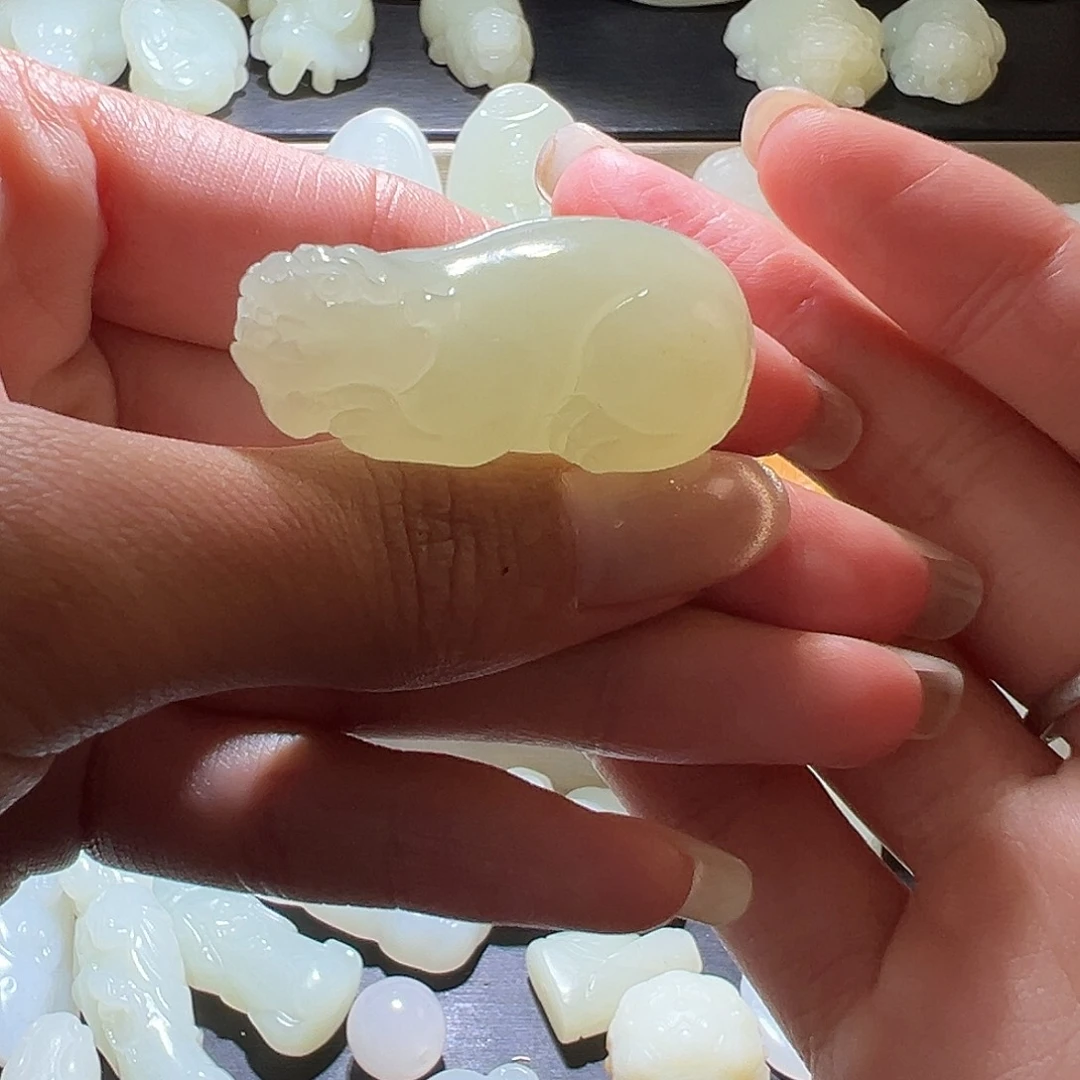 薯***妖和田玉未镶嵌颈饰