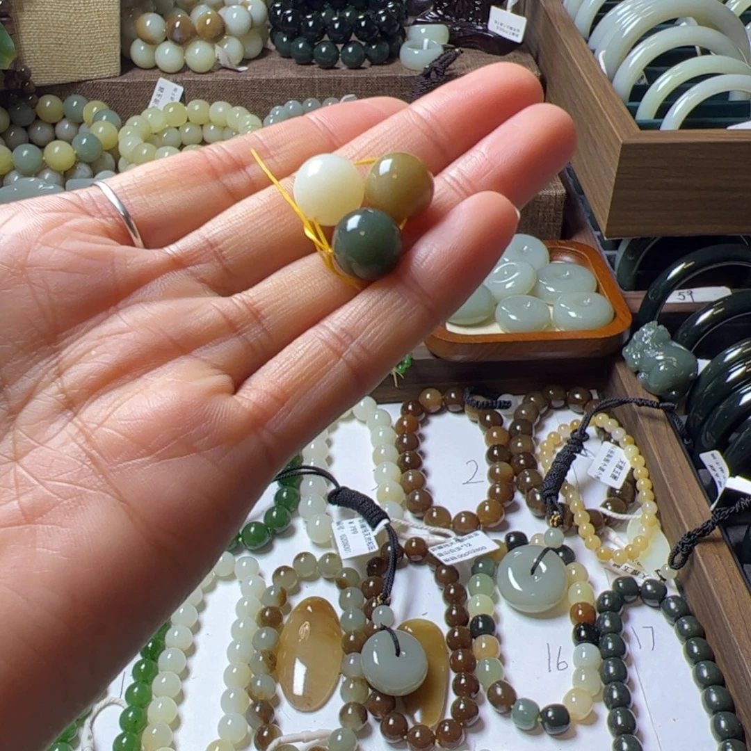 梁***粒和田玉未镶嵌手链