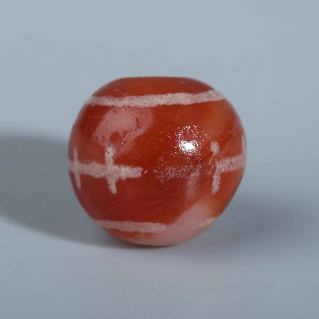 H12-014  东南亚pyu时期金刚锁图腾蚀花红玉髓圆珠 8.3*7.7mm