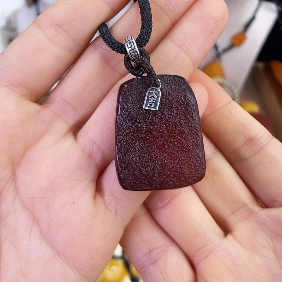 琥珀珠宝奇石未镶嵌。