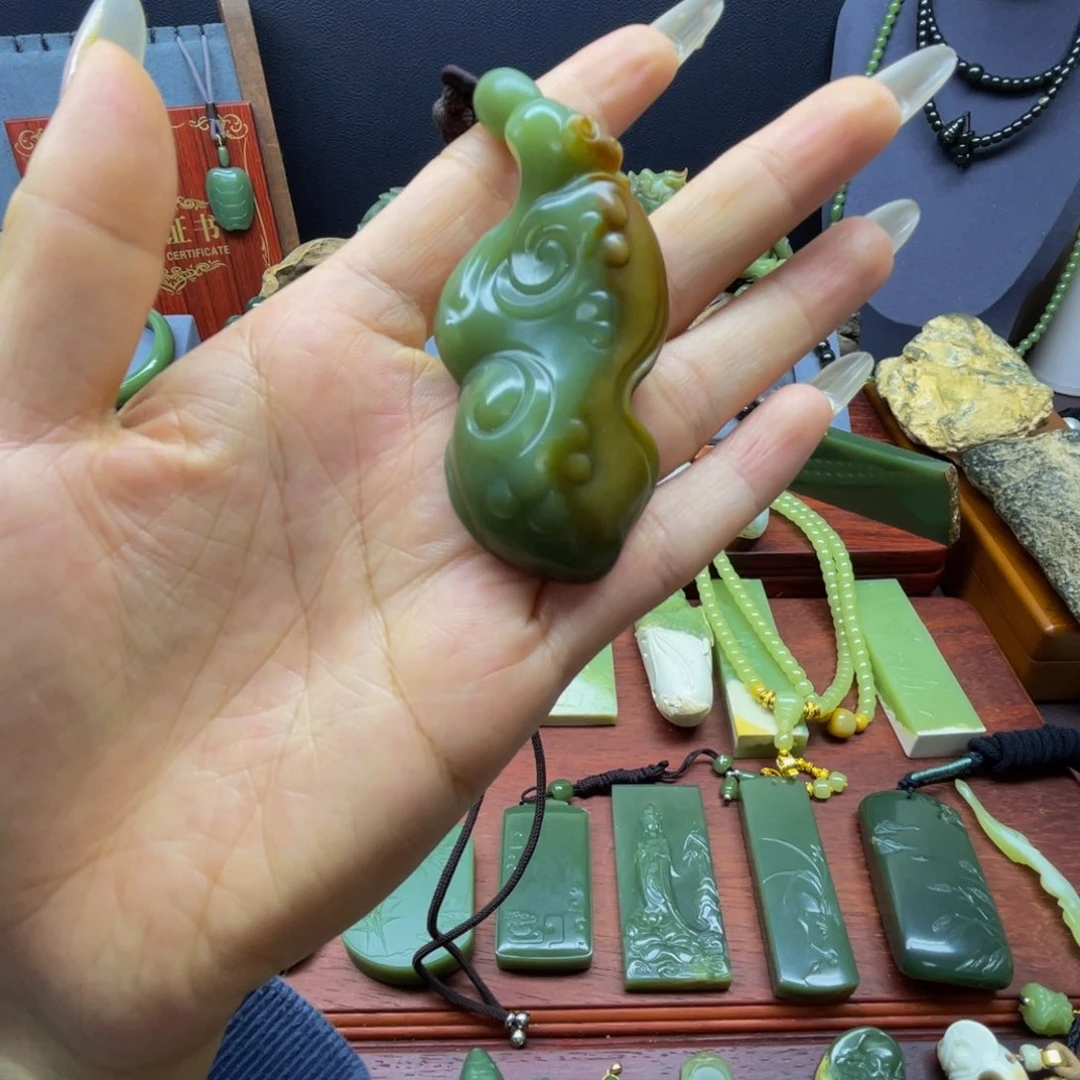 颈饰未镶嵌岫岩老玉（透闪石质玉）彼*