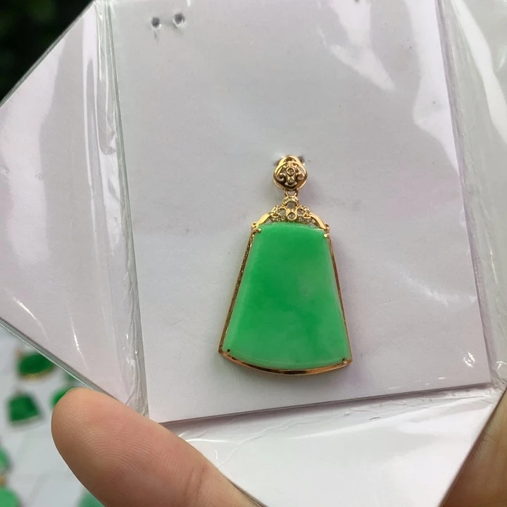 翡翠18K金镶嵌颈饰翡翠吊坠