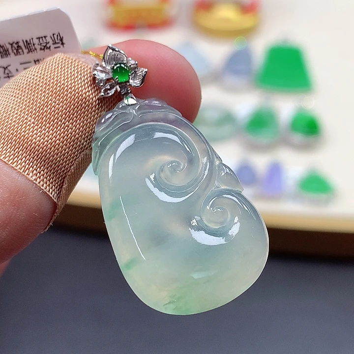 翡翠18K金镶嵌颈饰