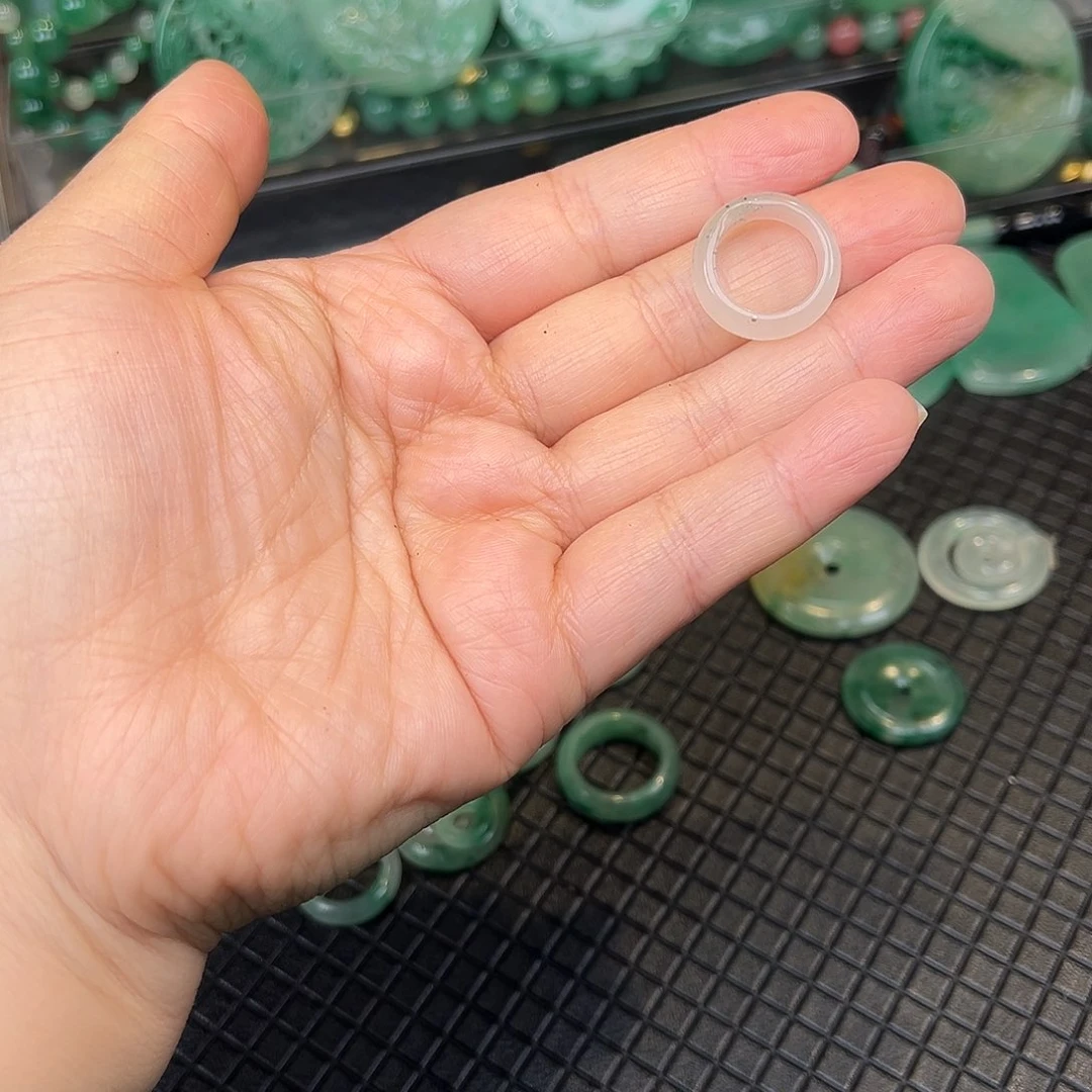 石英质玉未镶嵌颈饰