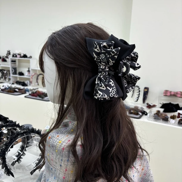 L501黑色字母缎面抓夹简约大气百搭