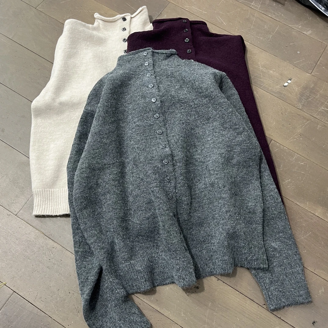 （小清家）新款韩系立领小方扣毛衣