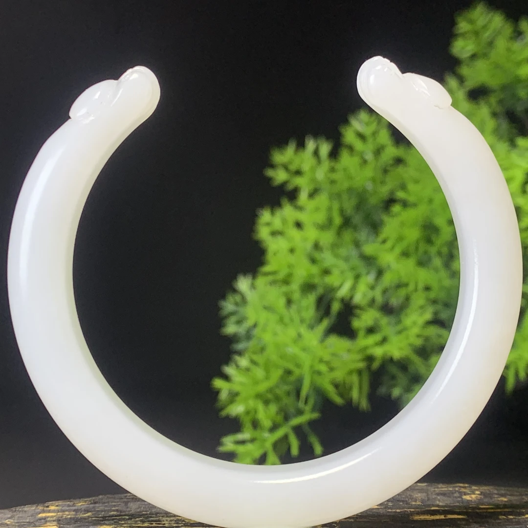 D2805珠宝玉石精选和田玉手镯