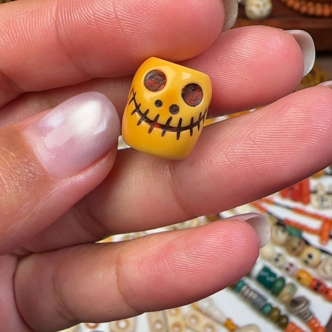 有***貌树脂制品料器配饰