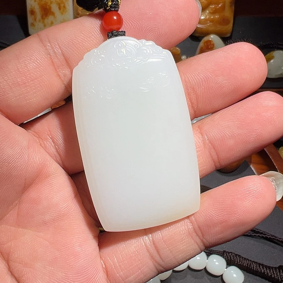 哈***车颈饰未镶嵌和田玉