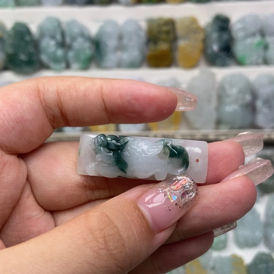 翡翠未镶嵌吊坠(赠链)