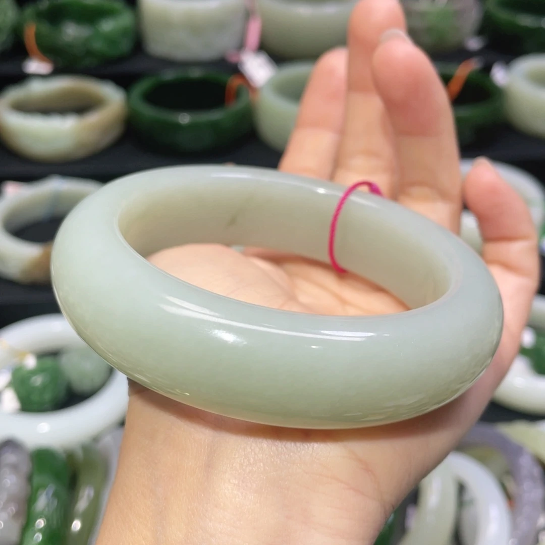 未镶嵌手镯和田玉85。   圈口64