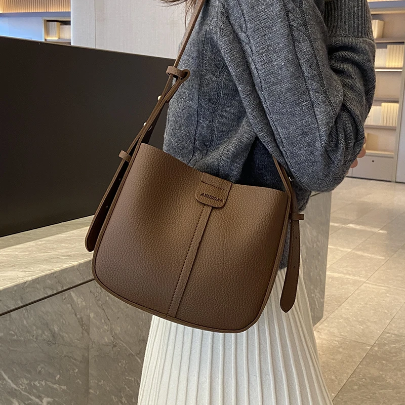 时尚复古小包包女2024秋冬新款单肩腋下包高级质感通勤斜挎水桶包