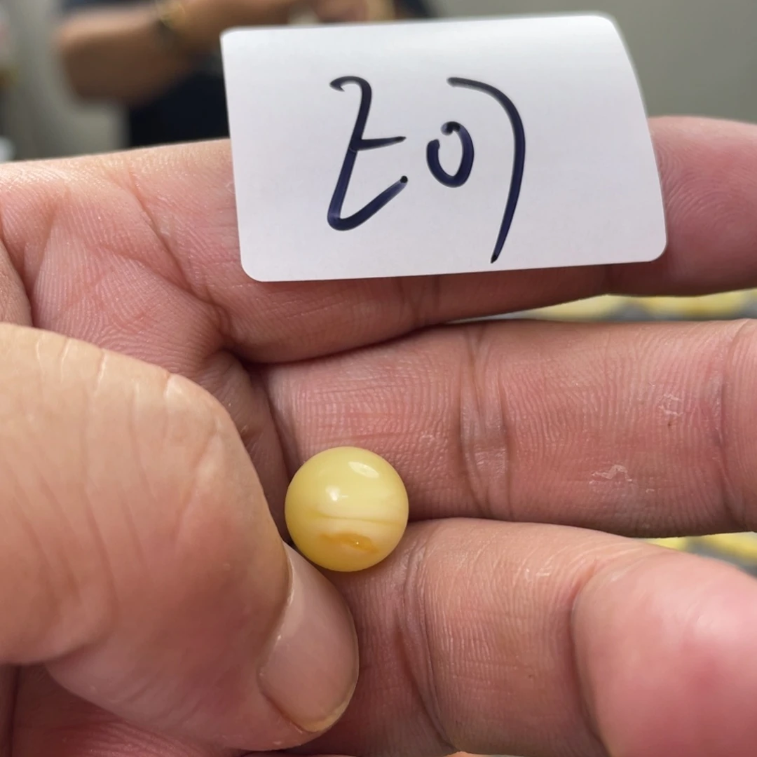 未镶嵌琥珀手链多样性发，发其中一件