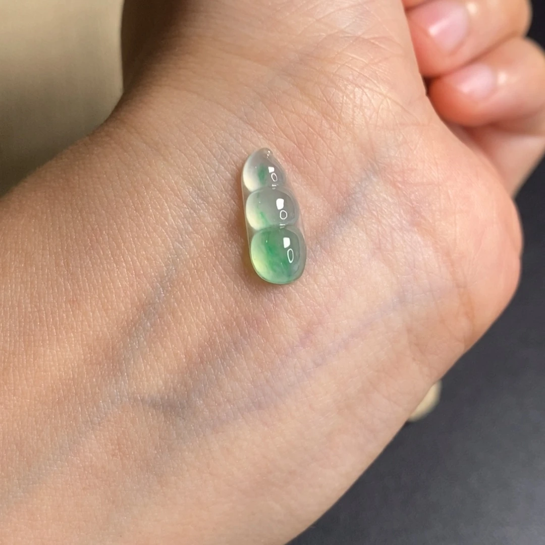 翡翠未镶嵌颈饰豆子