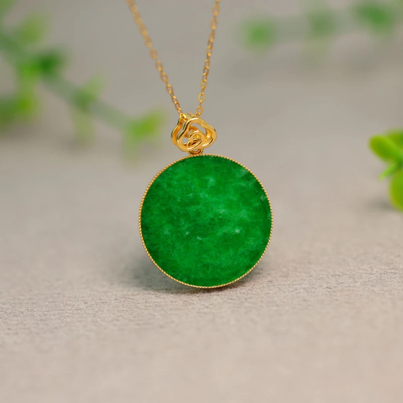 #I868 18K金镶嵌满色辣绿天然A货翡翠平安无事圆牌锁骨吊坠不含链