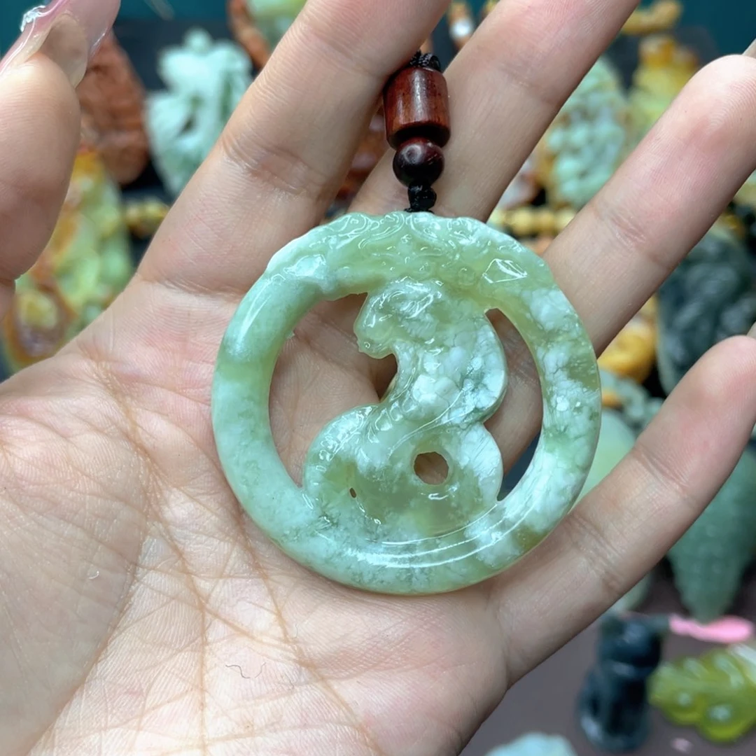 蛇纹石玉颈饰未镶嵌