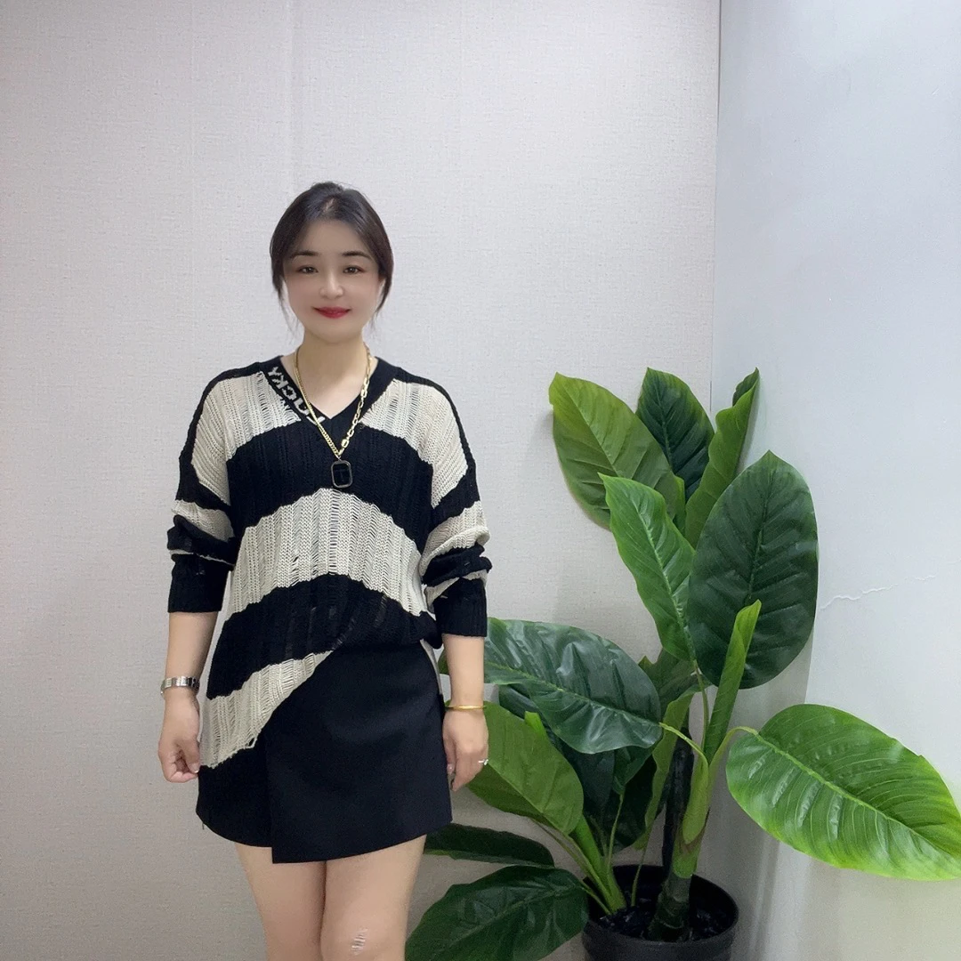 早秋新款大码女装时尚条纹撞色拼接镂空V领子母毛针织衫
