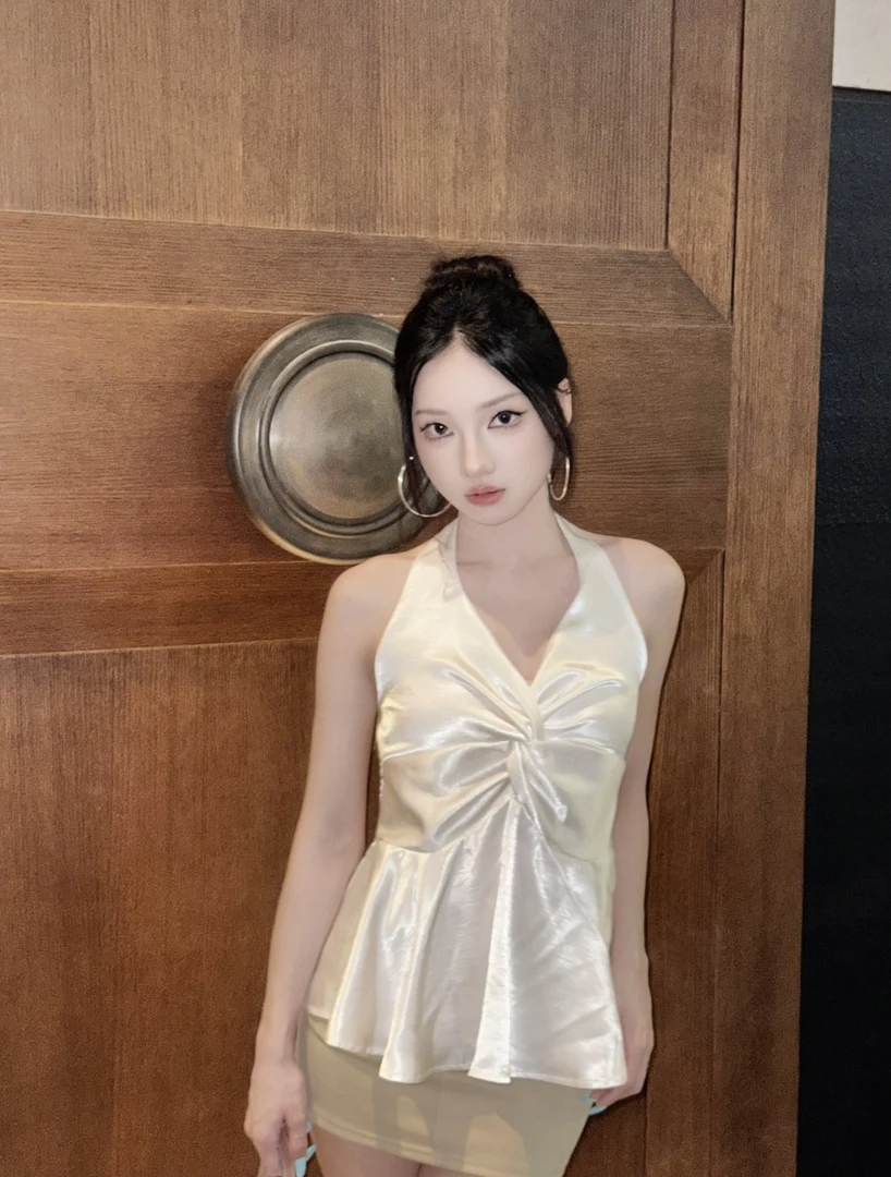 纯欲设计感扭结吊带背心女夏季露背短款抽褶挂脖修身辣妹独特上衣