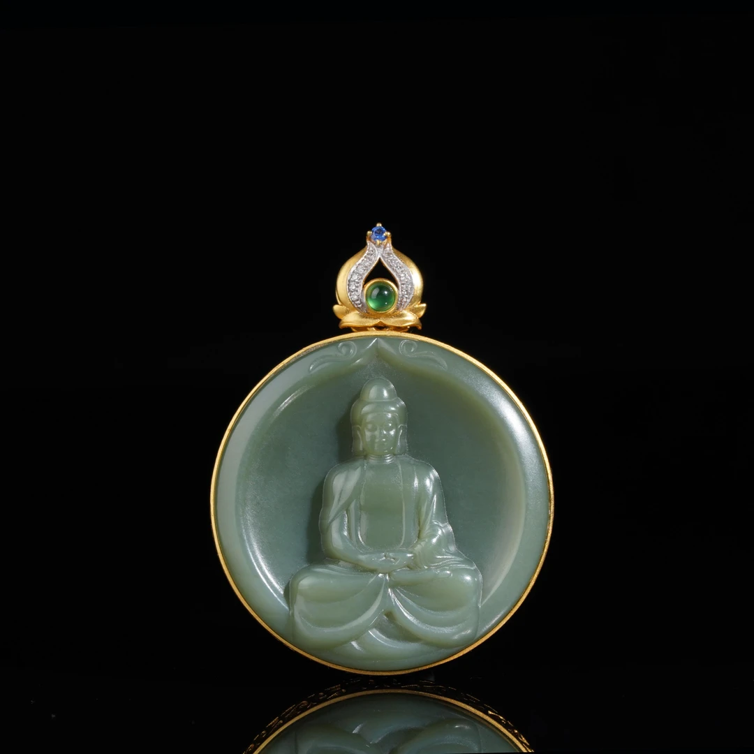 【鹿鸣】18k金和田玉沙枣青大日如来圆牌吊坠 30*10MM不含链 LM09