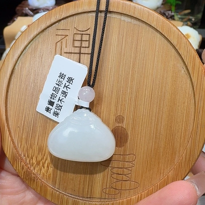 和田玉未镶嵌吊坠(赠链)
