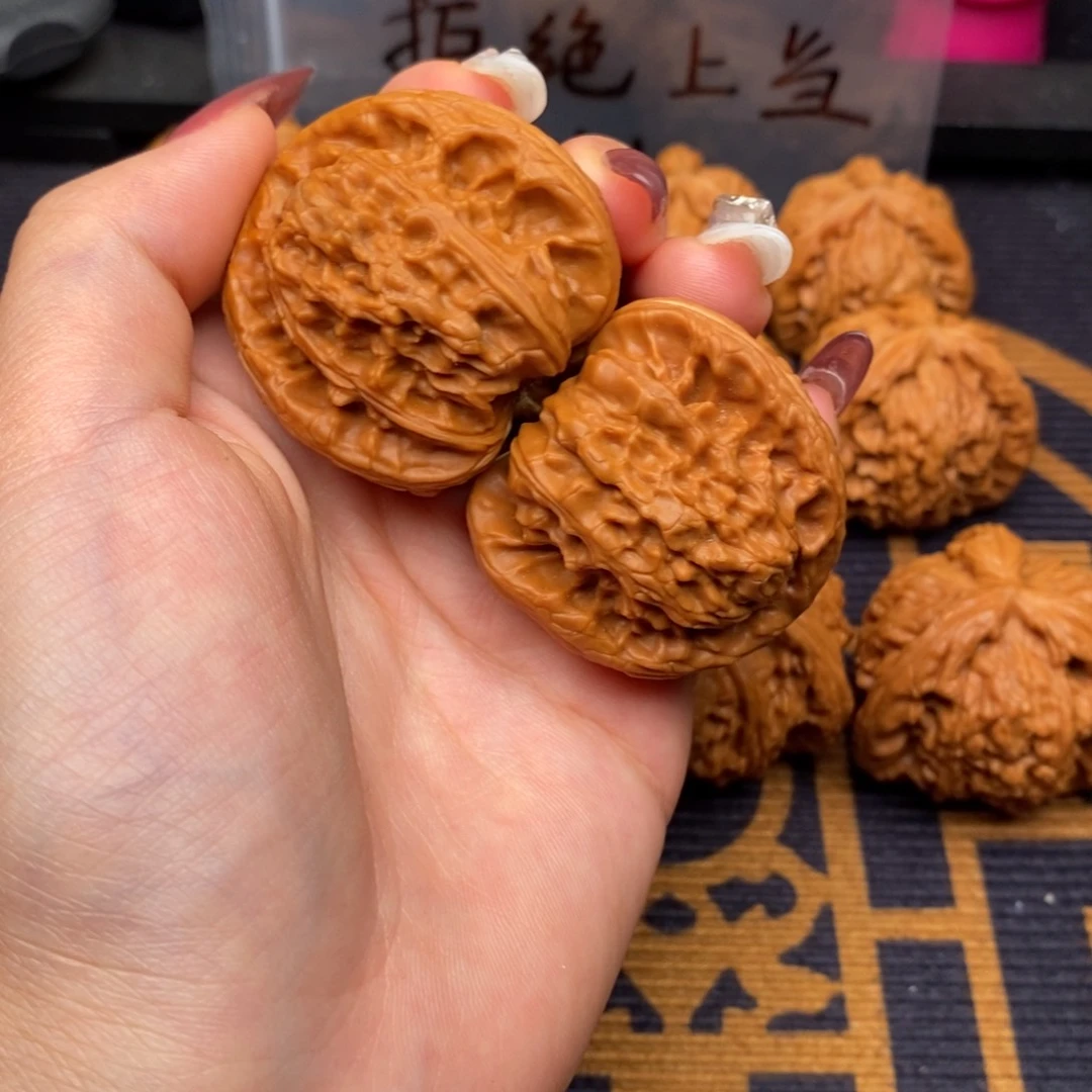 谁***长文玩核桃吊坠白狮子