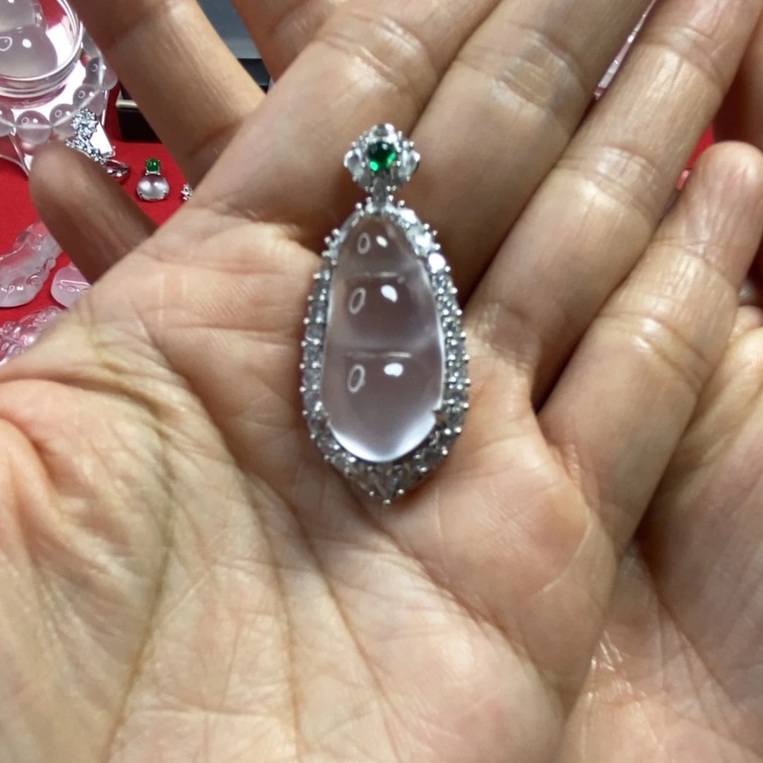 富***股石英质玉合金吊坠