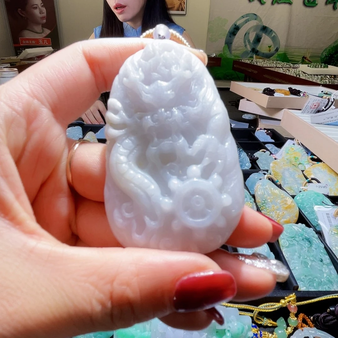 翡翠未镶嵌颈饰一个