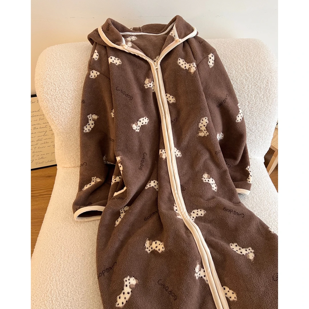 美拉德卡通斑点狗印花珊瑚绒连帽睡裙女冬季加厚保暖长款居家睡袍