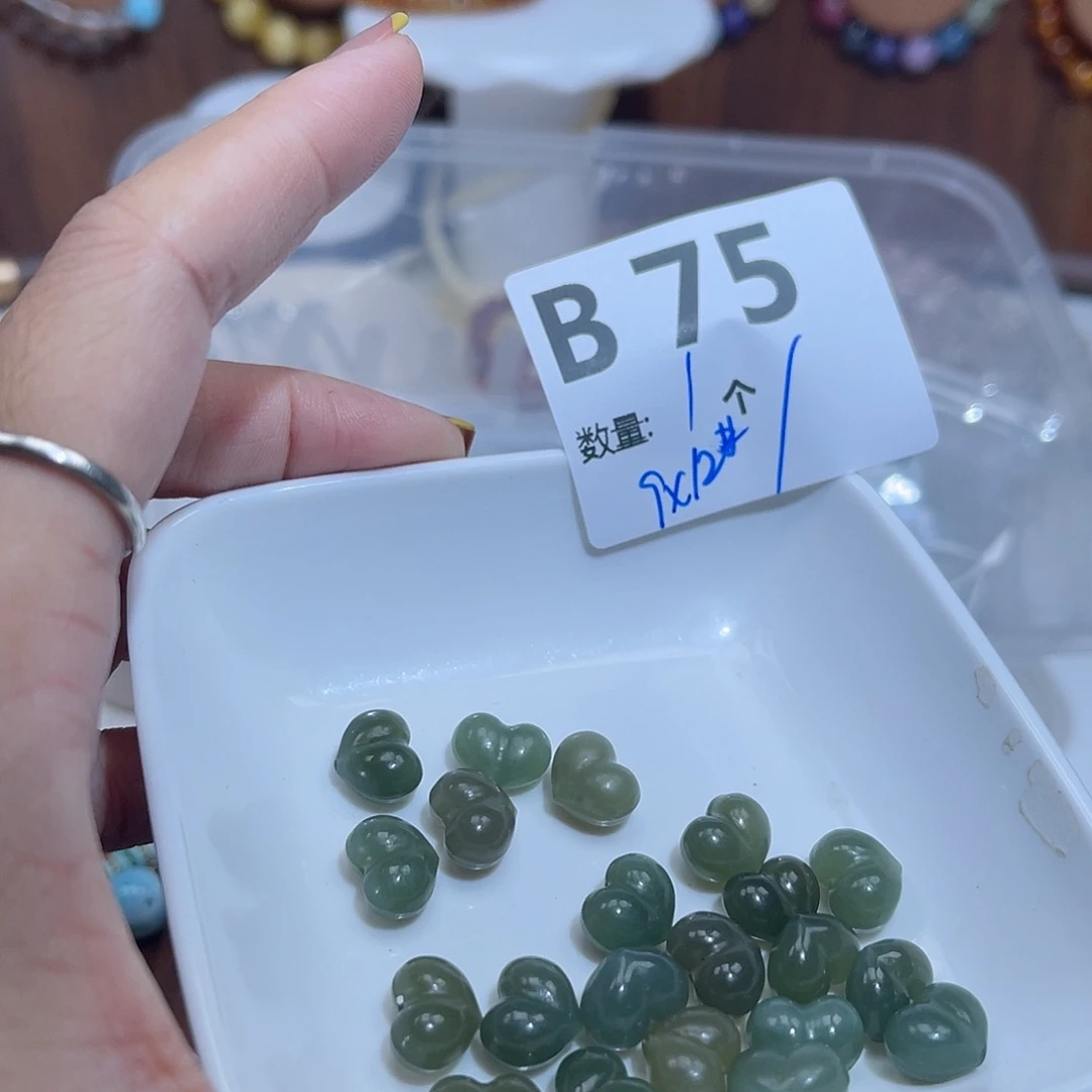 和田玉未镶嵌珠宝半成品B75。