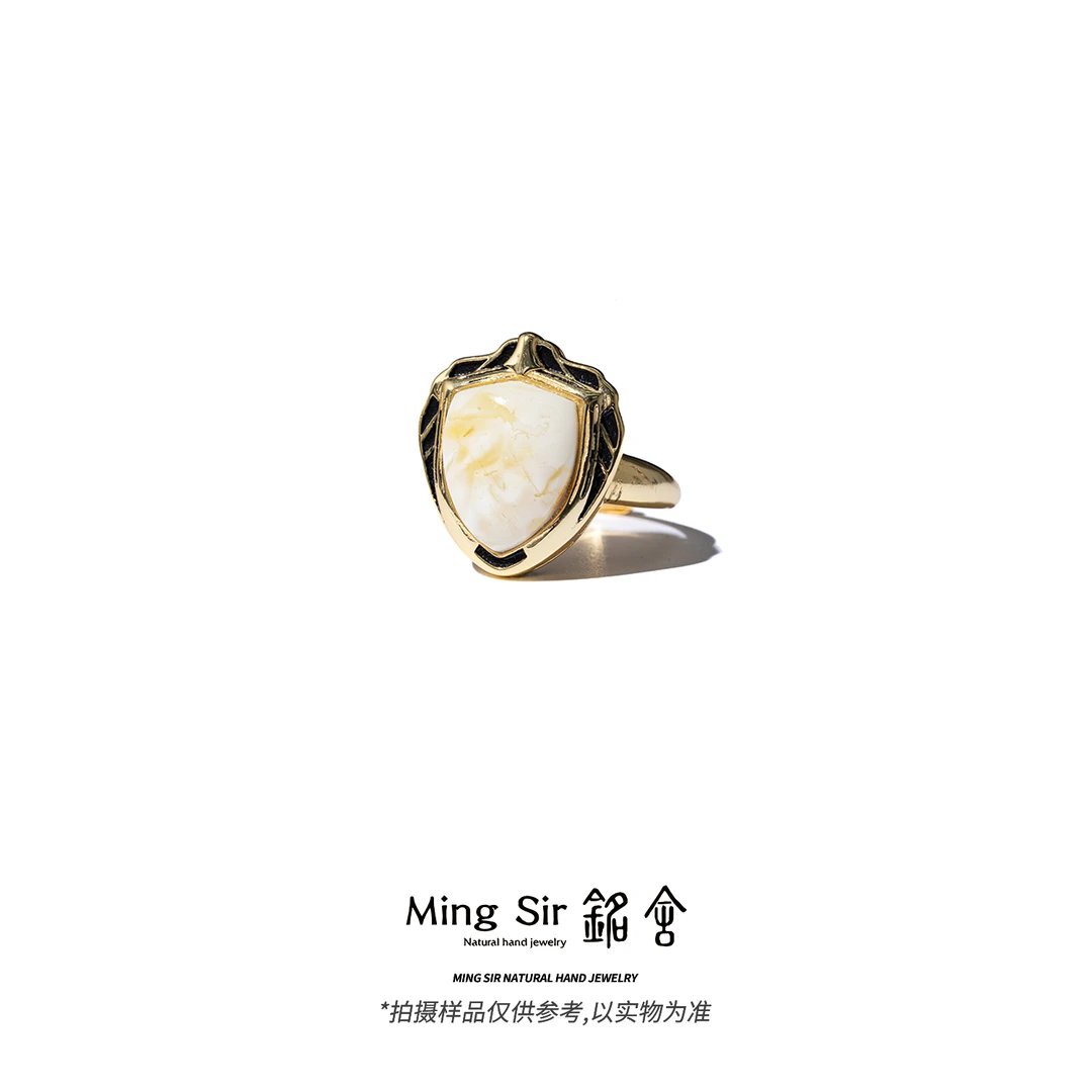【铭舍 】S925镶嵌戒指盾牌蜜蜡戒指银戒指气质简约蜜蜡原矿原石