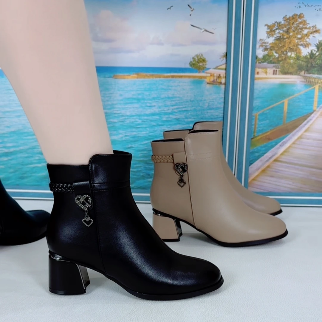 2025秋冬季新款洋气圆头舒适气质马丁靴时尚显高加绒防滑软底短靴