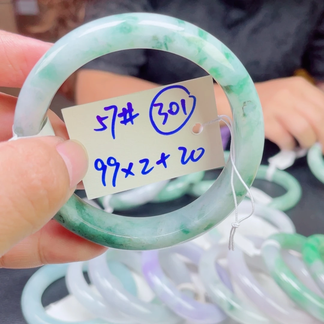 夏***^翡翠未镶嵌手镯301