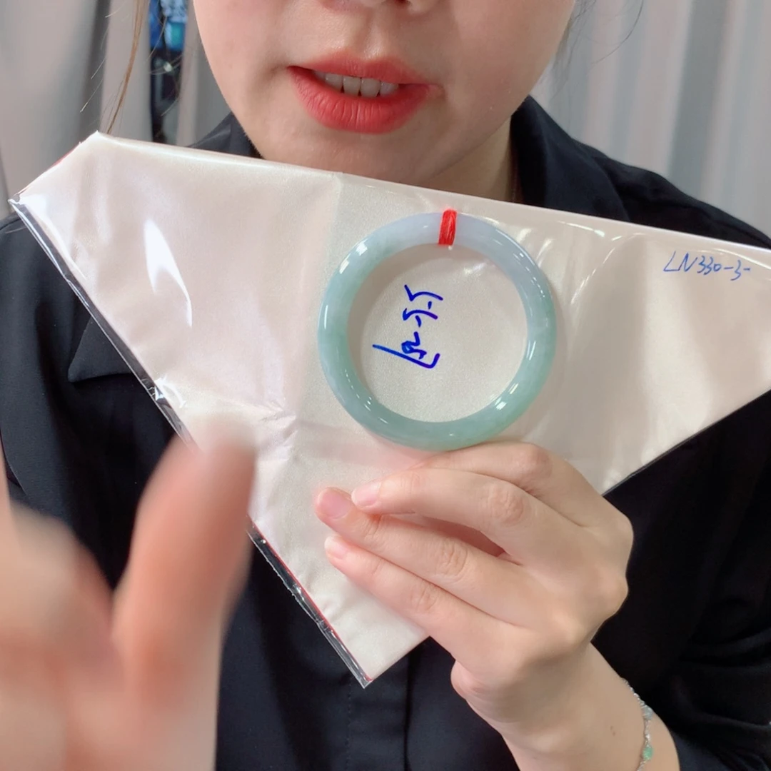 翡翠手镯未镶嵌翡翠