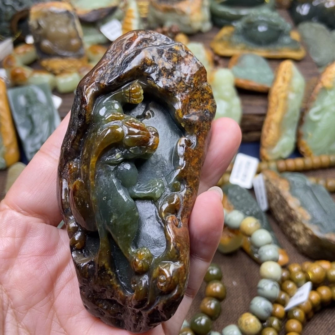一***闷未镶嵌岫岩河磨玉（透闪石质玉）珠宝奇石