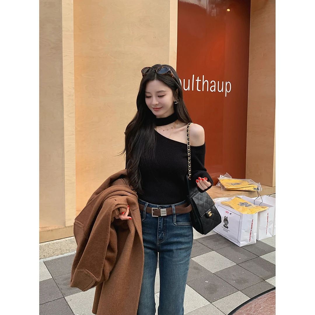 12/2徐琳「博主穿搭」设计感纯欲挂脖挖肩坑条针织上衣 x250427