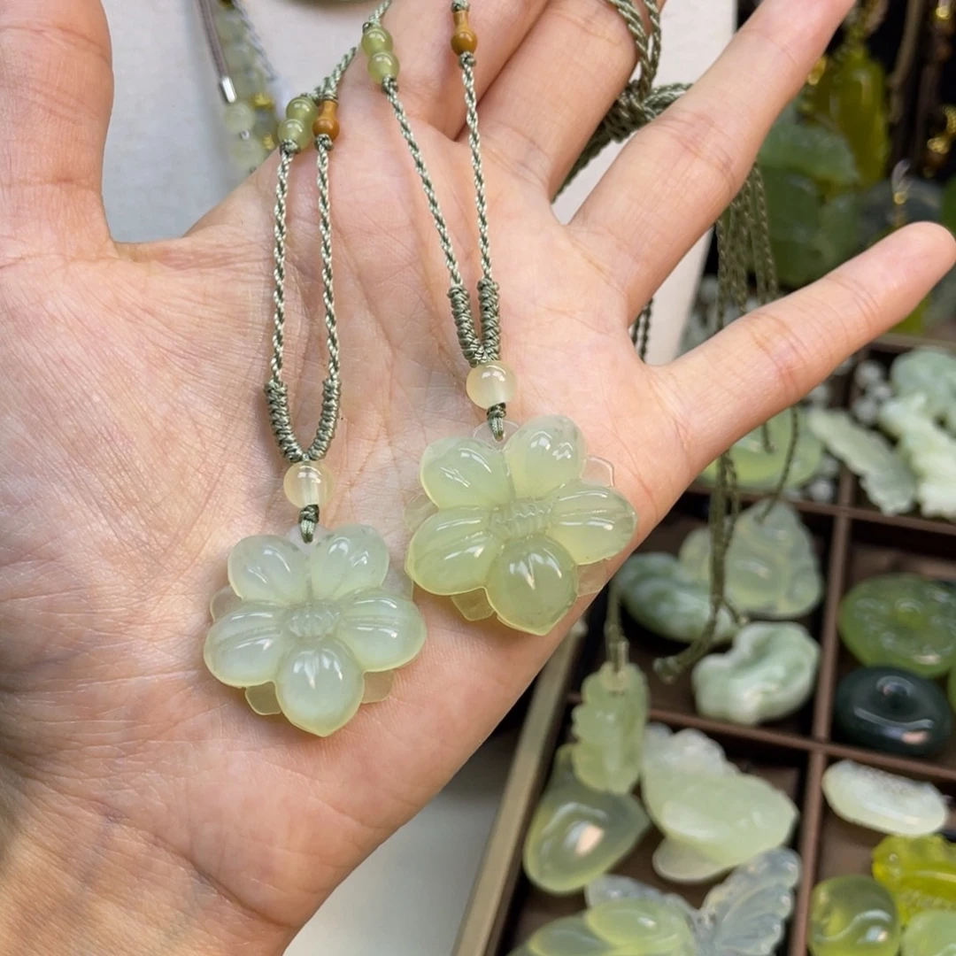 蛇纹石玉未镶嵌颈饰