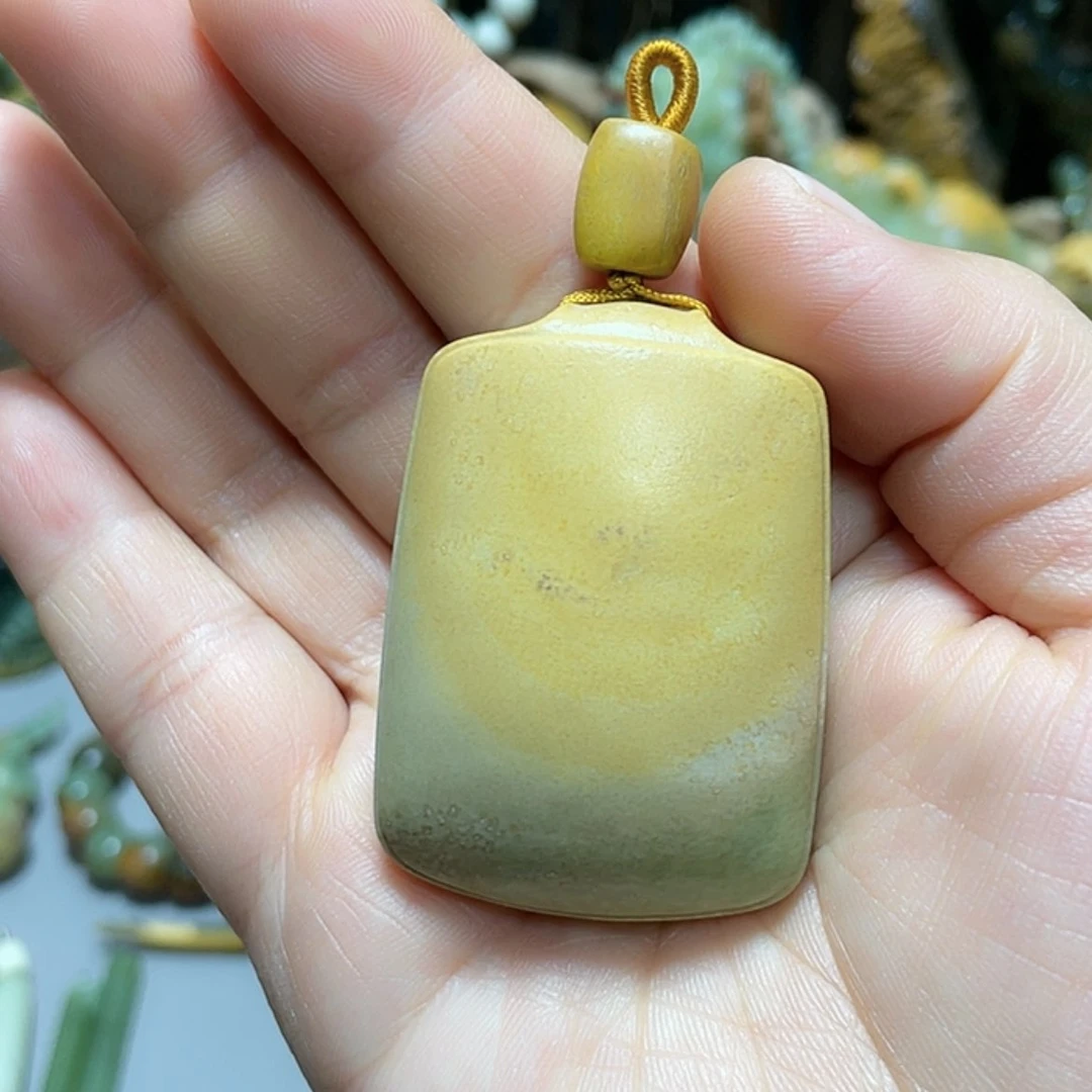 【闪购商品】未镶嵌岫岩河磨玉（透闪石质玉）把件李**✨
