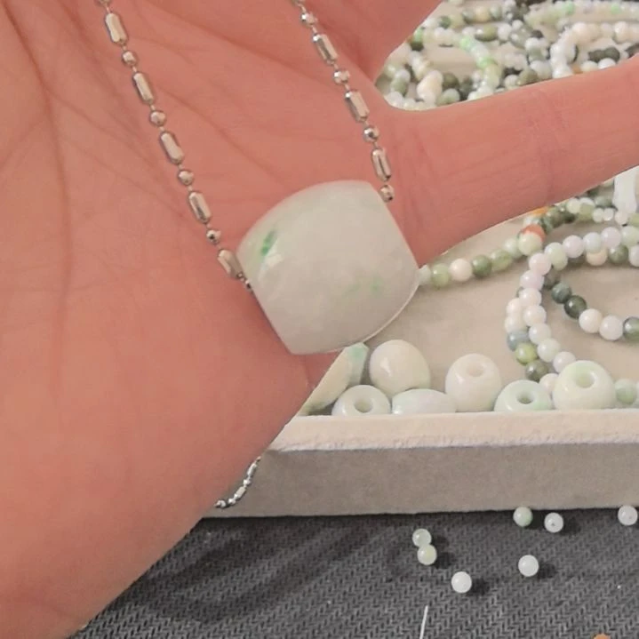 翡翠颈饰未镶嵌路路通