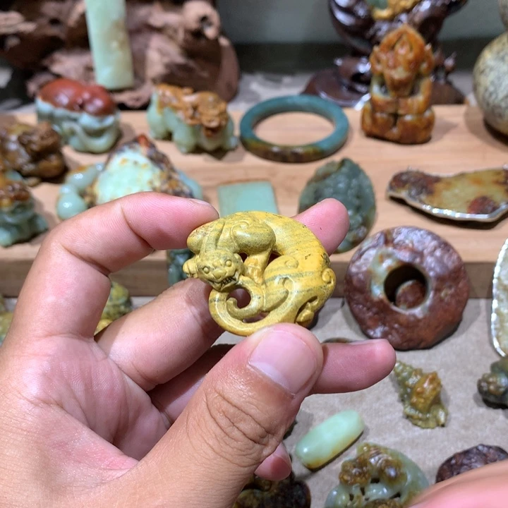 未镶嵌岫岩河磨玉（透闪石质玉）挂件