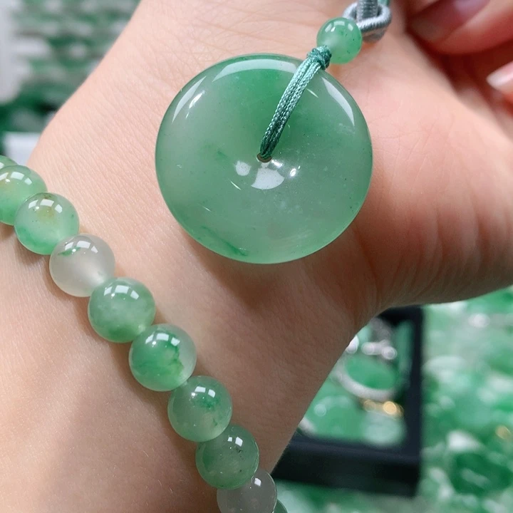 石英质玉未镶嵌颈饰